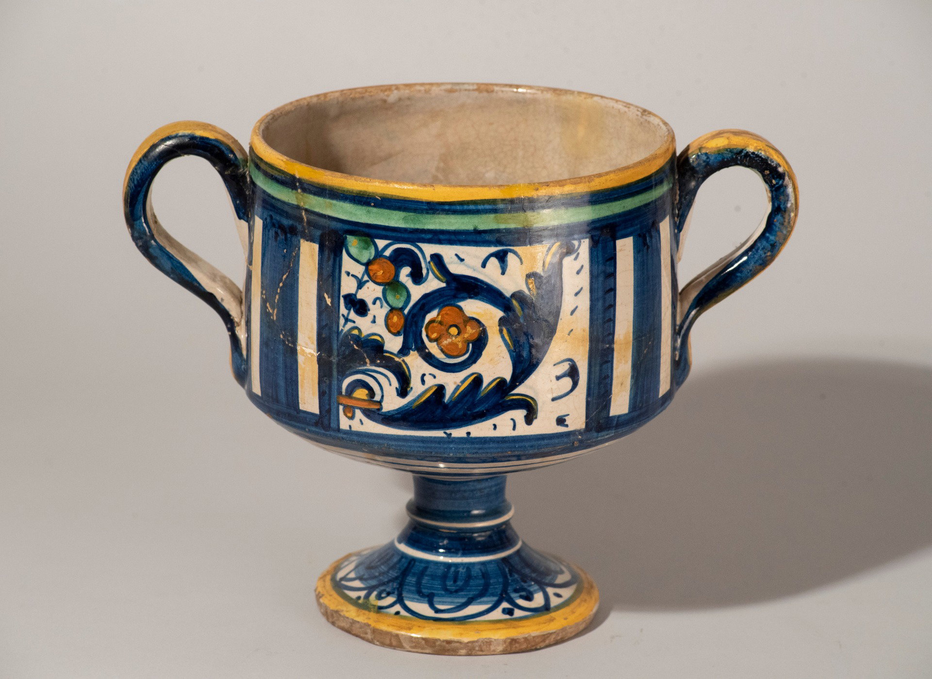 Deruta, XVI secolo, Coppa Biansata con decoro floreale, maiolica policroma